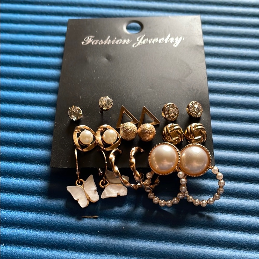 Elegant Gold and Pearl Earring Set